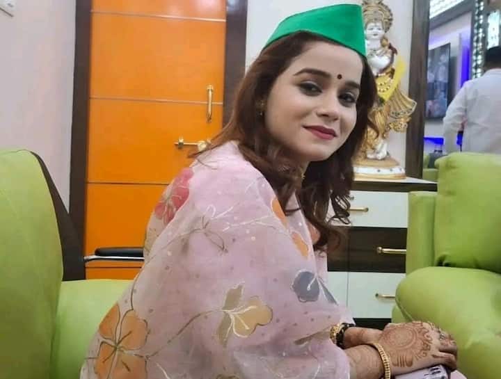 अब सोशल मीडिया के जरिए लोग ही पूछ रहे हैं कि जब तेज प्रताप यादव की गर्लफ्रेंड थी तो उन्होंने ऐश्वर्या से शादी क्यों की? इससे दो लड़कियों की जिंदगी बर्बाद हो गई है.