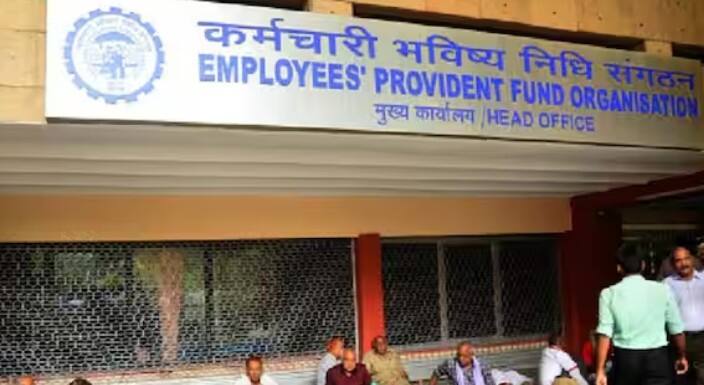 આવી સ્થિતિમાં તમને ટ્રાન્સફર કરવામાં કોઈ સમસ્યાનો સામનો કરવો પડશે નહીં. જો તમારી 'ડેટ ઓફ એક્ઝિટ' પાછલી કંપનીમાં યોગ્ય રીતે અપડેટ કરવામાં આવી હોય. આવી સ્થિતિમાં તમારું બાકી રહેલું પીએફ બેલેન્સ આપમેળે નવી કંપનીમાં ટ્રાન્સફર થઈ જાય છે.