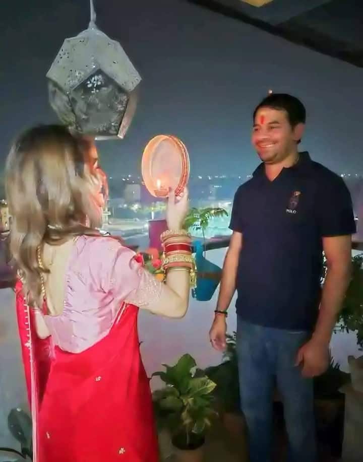 ऐसी चर्चा है कि अनुष्का यादव तेज प्रताप यादव के एक खास दोस्त की बहन हैं. अनुष्का यादव का भाई पहले आरजेडी में ही था. आरजेडी से हटने के बाद फिलहाल वो किसी और पार्टी में है.