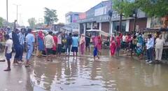 हापुड़ में जलभराव की समस्या से परेशान लोगों ने हाईवे किया जाम, मौके पर पहुंची पुलिस