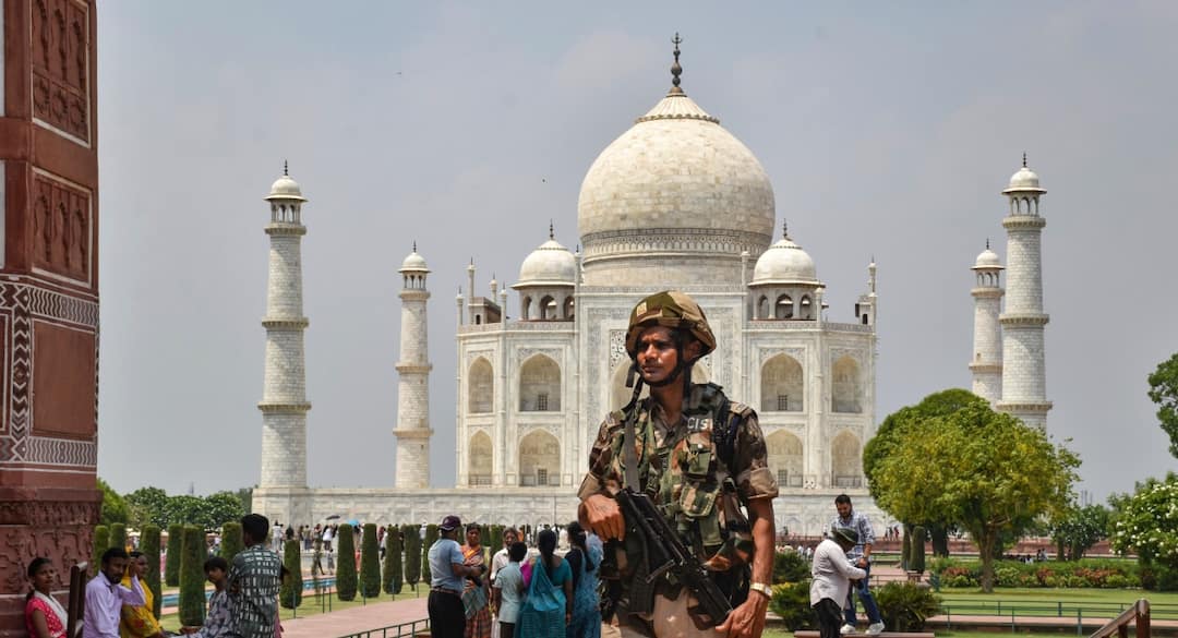 Agra Taj Mahal Threat to blow up with RDX police alert and Increased security ANN ताजमहल को RDX से उड़ाने की धमकी का आया मेल, थाना साइबर सेल में FIR दर्ज