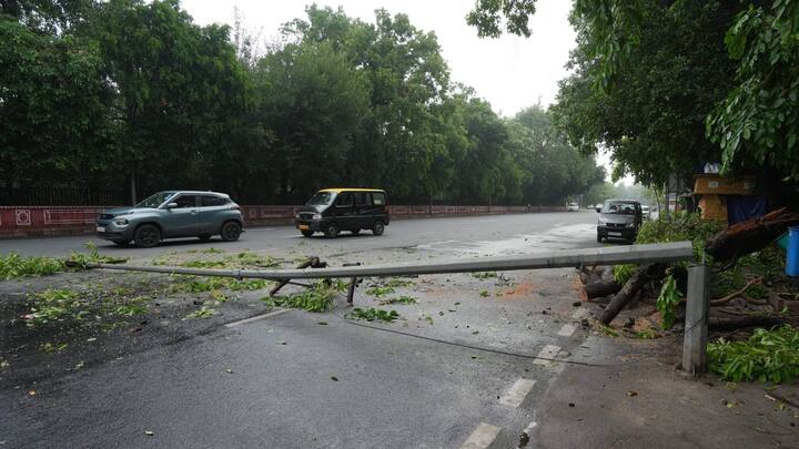 আগে থেকেই লাল সতর্কতা জারি হয়েছিল। সেই মতোই দুর্যোগ নামল রাজধানী দিল্লিতে। ভারী বৃষ্টির সঙ্গে প্রবল ঝড়। আর তাতেই তছনছ হল রাজধানী। প্রবল বৃষ্টিতে তাপমাত্রাও একধাক্কায় ২২ ডিগ্রি সেলসিয়াসে নেমে এল।