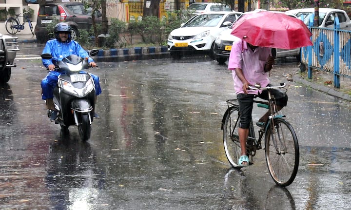 ফের ভারী বৃষ্টির সম্ভাবনা পরের বুধবার থেকে শুক্রবার। বুধবার থেকে শুক্রবারের মধ্যে ভারী বৃষ্টির পূর্বাভাস জারি করা হয়েছে মূলত পাঁচ জেলায়। যার মধ্যে রয়েছে দার্জিলিং, কালিম্পং, জলপাইগুড়ি, আলিপুরদুয়ার, কোচবিহার, মালদা জেলা। 