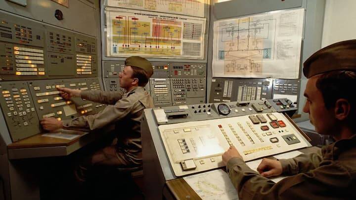 આ જ કારણ છે કે રશિયા વિશ્વનો સૌથી શક્તિશાળી દેશોમાંનો એક છે. પરંતુ જો રશિયા પર પરમાણુ હુમલો થાય, તો શું તે પછી અડધી દુનિયાનો નાશ થઈ શકે છે? આ પ્રશ્નનો જવાબ વ્લાદિમીર પુતિન પાસે રહેલી એક ઘાતક સિસ્ટમ 'ડેડ હેન્ડ' માં છુપાયેલો છે.