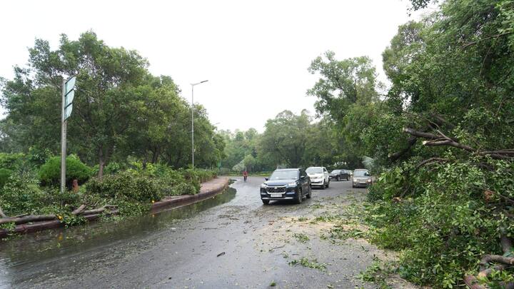এদিন সকালেও পরিস্থিতির উন্নতি হয়নি। প্রায় ১০০ বিমানের সময়সূচি পিছিয়ে গিয়েছে। অন্তত ৪৬ মিনিট দেরিতে বিমান ছাড়ছে বলে খবর।