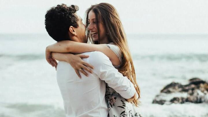 साइकोलॉजी की बात करें तो लंबे बालों को अक्सर सेक्सुअल अट्रैक्शन के रूप में देखा जाता है. जैसे कि लंबे बालों को घुमाना और फ्लर्ट के लिए उनका पॉपुलर इस्तेमाल किया जाता है.