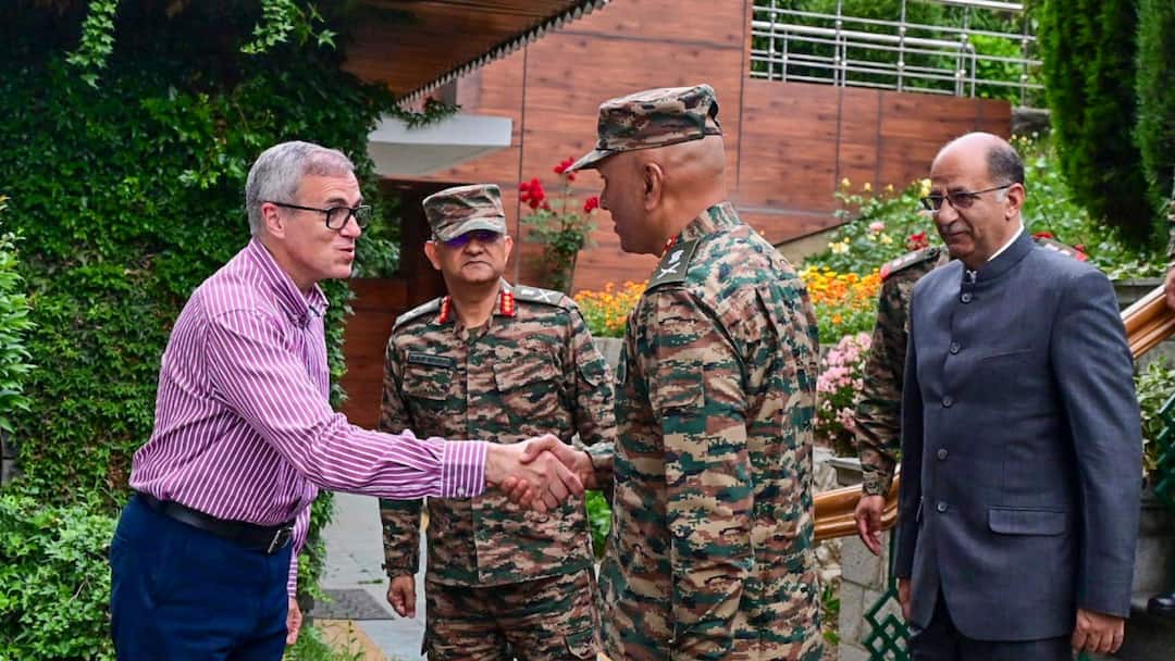 आतंकियों के नापाक मंसूबों को नाकाम करेंगे पूर्व सैनिक? जानिए जम्मू-कश्मीर सरकार का प्लान Jammu Kashmir government Omar Abdulla says ex-army officials role for heritage buildings security ANN आतंकियों के नापाक मंसूबों को नाकाम करेंगे पूर्व सैनिक? जानिए जम्मू-कश्मीर सरकार का प्लान