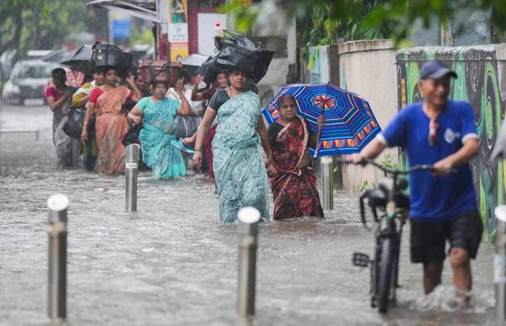 મહારાષ્ટ્રની રાજધાનીમાં ચોમાસું તેના નિર્ધારિત સમય કરતાં ૧૬ દિવસ વહેલું આવી ગયું છે, અને હવામાન વિભાગે સમગ્ર મુંબઈને રેડ એલર્ટ પર મૂક્યું છે.
