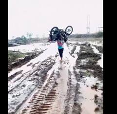 पावसामुळे रस्त्यांवर चिखलाचे साम्राज्य, पाणीच पाणी, माणमध्ये तरुणानं  थेट दुचाकी खांद्यावर उचलून रस्ता ओलांडला