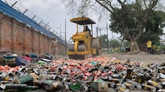 वाराणसी में सड़कों पर बिखेर दी गयी लाखों की शराब, जानें पूरा सच