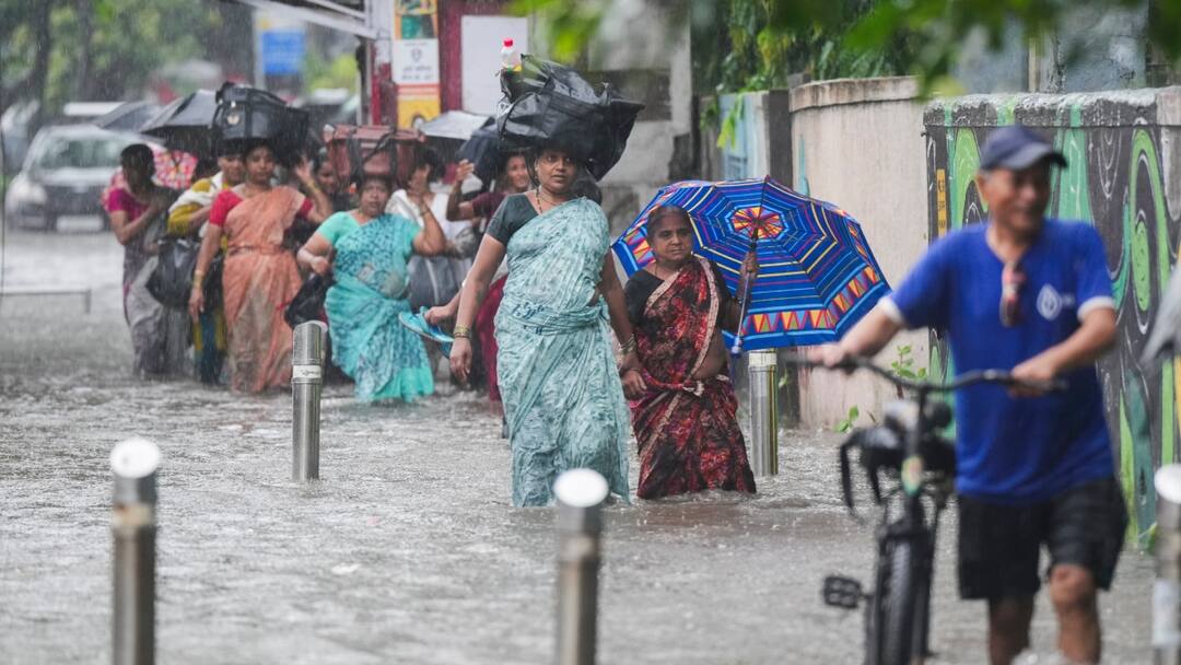 मुंबई शहर में यातायात ठप, मेट्रो और लोकल ट्रेनें प्रभावित, भारी बारिश को लेकर IMD ने जारी किया रेड अलर्ट Mumbai weather Heavy rains Red alert Local trains and metro and roads affected ANN मुंबई शहर में यातायात ठप, मेट्रो और लोकल ट्रेनें प्रभावित, भारी बारिश को लेकर IMD ने जारी किया रेड अलर्ट