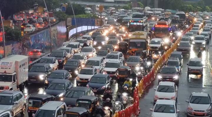 पश्चिम उपनगरात ढगाळ वातावरण असून जोरदार पाऊस सुरू असल्यामुळे रस्त्यावर व्हिजिबिलिटी खूप कमी आहे. त्यामुळे वाहन चालक हेडलाईट चालू करून गाड्या चालवत आहेत.