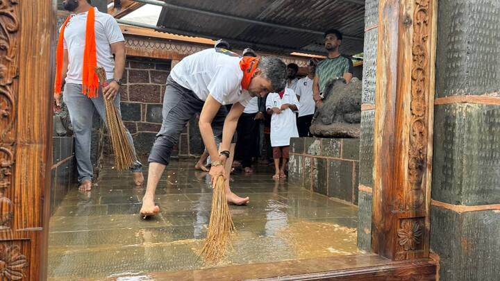 शेकडो शिवभक्तांसह पावसाची तमा न बाळगता स्वच्छता, वृक्षारोपण, पिण्याच्या पाण्याची व्यवस्था, विजेचे दिवे, सूचना फलक अशा विविध उपक्रमांची अंमलबजावणी करण्यात आली.