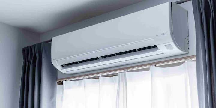 AC में मुख्य रूप से रेफ्रिजरेंट गैस (Refrigerant Gas) का इस्तेमाल होता है. यह एक विशेष प्रकार की गैस होती है जो बहुत कम तापमान पर भी जल्दी से वाष्पित हो जाती है और ठंडक देती है. पहले के समय में AC में R-22 गैस का उपयोग होता था, जिसे फ्रेयॉन भी कहा जाता था. लेकिन यह गैस पर्यावरण के लिए हानिकारक थी क्योंकि यह ओज़ोन परत को नुकसान पहुंचाती थी.