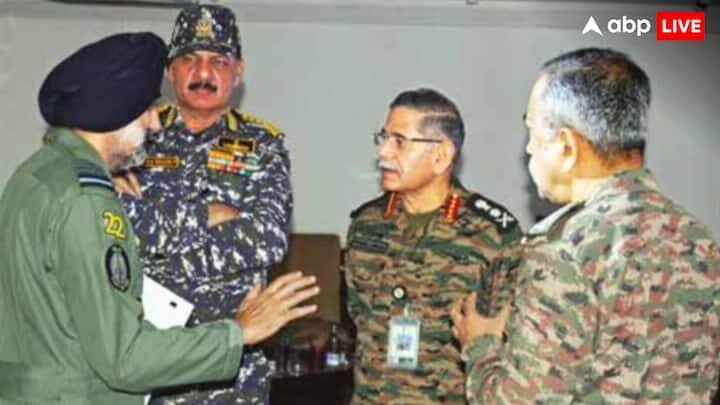 સેનાના વોર રૂમમાં ઘણી સ્ક્રીનો લગાવવામાં આવી છે જેના પર સેટેલાઇટ છબીઓ અને વીડિયોનું જીવંત પ્રસારણ જોઈ શકાય છે. આ સ્ક્રીનો પર સ્થાન કોઓર્ડિનેટ્સ પણ દેખાય છે, જે દર્શાવે છે કે આ ૬ ૭ મેના રોજ ભારતીય વાયુસેના અને સેના દ્વારા નાશ કરાયેલા નવ આતંકવાદી ઠેકાણાઓના હતા.