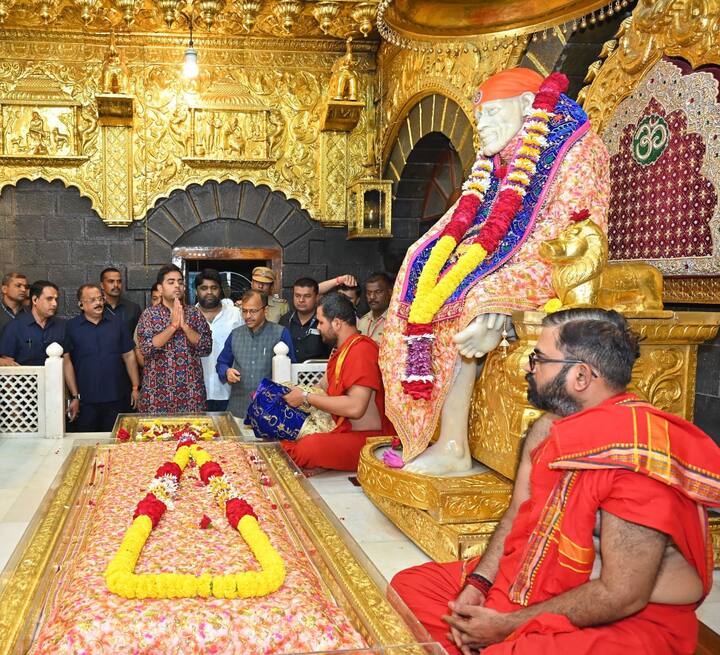 आयपीएल सामने सुरू झाल्यानंतर आकाश अंबानी यांनी 22 एप्रिल, 26 एप्रिल, 6 मे , 20 मे आणि आज 26 मे रोजी साई दर्शनासाठी हजेरी लावल्याचं दिसून आलं.