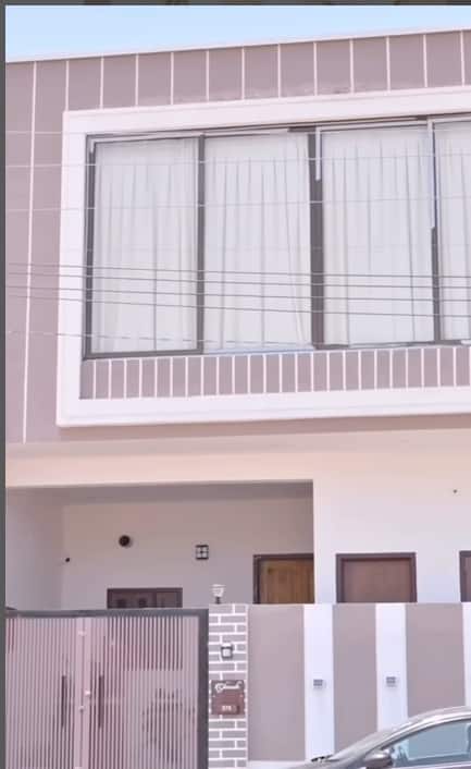 चारु ने अपने घर का नाम घरौंदा रखा है. उन्होंने वीडियो में पूरा घर नहीं दिखाया है लेकिन बाहर से थोड़ी झलक दिखा दी है. उनका घर बाहर से काफी आलीशान लग रहा है. उन्होंने बताया भी है कि क्यों घर का नाम घरौंदा रखा है.