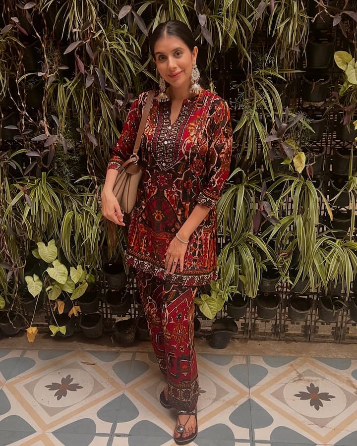 चारु ने आगे कहा- सबकुछ बहुत अच्छे से और मदद से हो गया. मैं बहुत खुश हूं. वीडियो में जिएना दरवाजे पर खड़े होकर कहती है कि मैं आप सभी को घर दिखाती हूं.