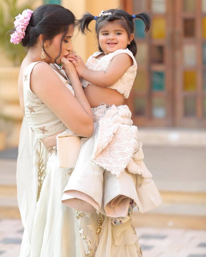 चारु ने कहा कि मुझे आइडिया नहीं था कि ये सब कैसे होगा. किस तरह हम बैंक से लोग लेंगे और उसे चुकाएंगे. कैसे घर खरीदेंगे, बनवाएंगे. साथ ही सारी चीजें कैसे मैनेज होंगी. मुझे आइडिया नहीं था.