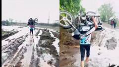 पावसामुळे रस्त्यांवर चिखलाचे साम्राज्य, पाणीच पाणी, माणमध्ये तरुणानं  थेट दुचाकी खांद्यावर उचलून रस्ता ओलांडला
