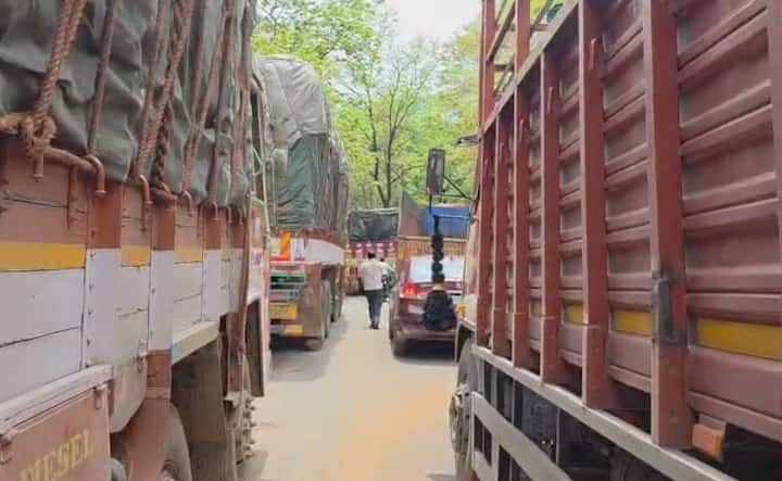 परंतु रस्ता अतिशय संकीर्ण असल्यामुळे नेहमी या मार्गावर वाहने नादुरुस्त होऊन उभे असतात.