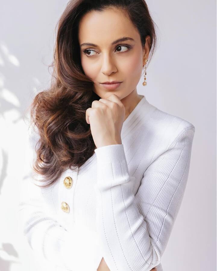 उस वीडियो में उनसे सवाल पूछा गया था कि उन्हें कैसे लड़के पसंद हैं, जिस पर कंगना ने बताया कि उन्हें कम बोलने वाले लड़के पसंद हैं. एक्ट्रेस ने आगे कहा कि उन्हें ज्यादा बोलने वाले लोग पसंद नहीं हैं क्योंकि वो खुद ही बहुत बोलती हैं. वो चाहती हैं कि सामने वाला उनको ही सुने.