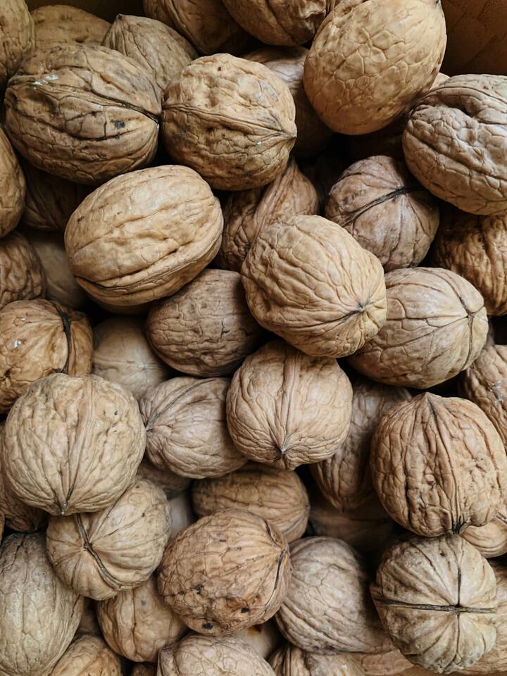 अक्रोड हे ओमेगा-३ फॅटी अॅसिडचे समृद्ध स्रोत आहे. मेंदूच्या पेशींच्या निर्मितीमध्ये आणि या अवयवाच्या कार्यात हे फॅटी अ‍ॅसिड महत्त्वाची भूमिका बजावतात.