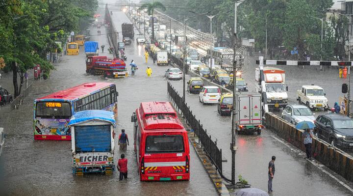 भारत मौसम विज्ञान विभाग (आईएमडी) की आंधी और तेज हवाओं की चेतावनी के बीच मुंबई के कई इलाकों में कुछ घंटों तक भारी बारिश हुई, जिससे मुंबई जलमग्न हो गई.