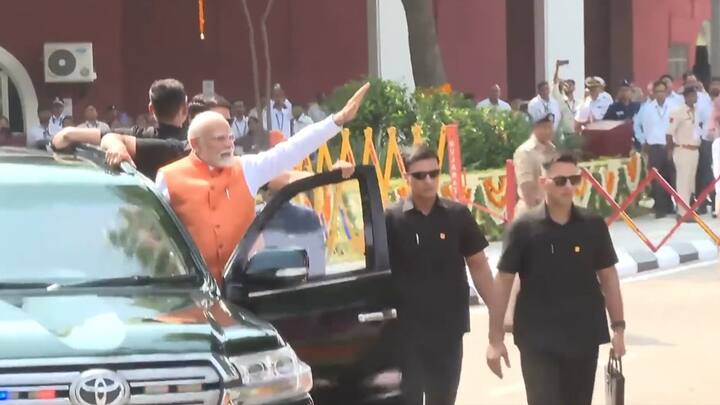 प्रधानमंत्री नरेंद्र मोदी गुजरात के वडोदरा में सोमवार को रोड शो कर रहे हैं. पीएम ऑपरेशन सिंदूर के बाद पहली बार गुजरात पहुंचे हैं. उनके रोड शो में हजारों की संख्या में लोग पहुंचे.