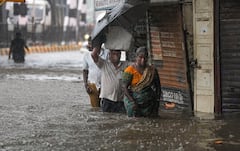 मुंबई में बारिश से त्राहिमाम, सड़कें जाम, इमारतें करवाई गईं खाली, देखे तस्वीरें