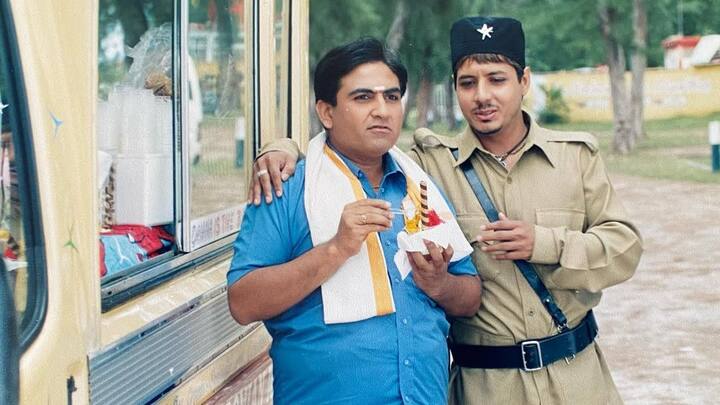 12वीं की पढ़ाई छोड़ने के बाद दिलीप जोशी ने फिर कार चलाई, फिल्मों में किया काम लेकिन पहचान नहीं मिल पाई..एक्टर ने 25 साल से ज्यादा थियेटर किया उन्हें पहले रोल के लिए सिर्फ 50 रुपये मिले थे. जहां उन्होंने बैकस्टैज आर्टिस्ट के तौर पर भी काम किया है.