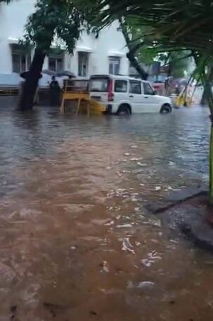 आकाशात काळ्या ढगांची गर्दी असल्याने मुंबईत सकाळी 10 वाजले तरी अंधार पाहायला मिळत आहे.