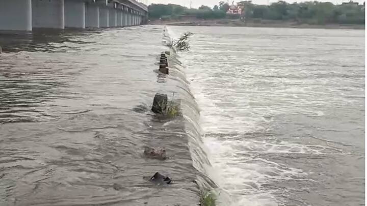 चंद्रभागा नदीतील पाण्याची पातळी वाढल्याने सतर्कतेचा इशारा देण्यात आला आहे.