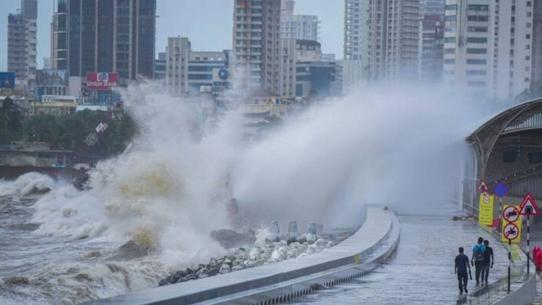 mumbai weather update Monsoon 2025 arrived early after 35 years in  Maharashtra IMD alert rain ann Monsoon 2025: 35 साल में पहली बार जल्दी आया मानसून, मुंबई की 96 इमारतें डेंजर घोषित, BMC की क्या है तैयारी?