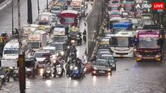 मानसून की बारिश में पानी-पानी हुई मुंबई, रेल्वे ट्रैक से लेकर सड़कें जाम, यातायात ठप