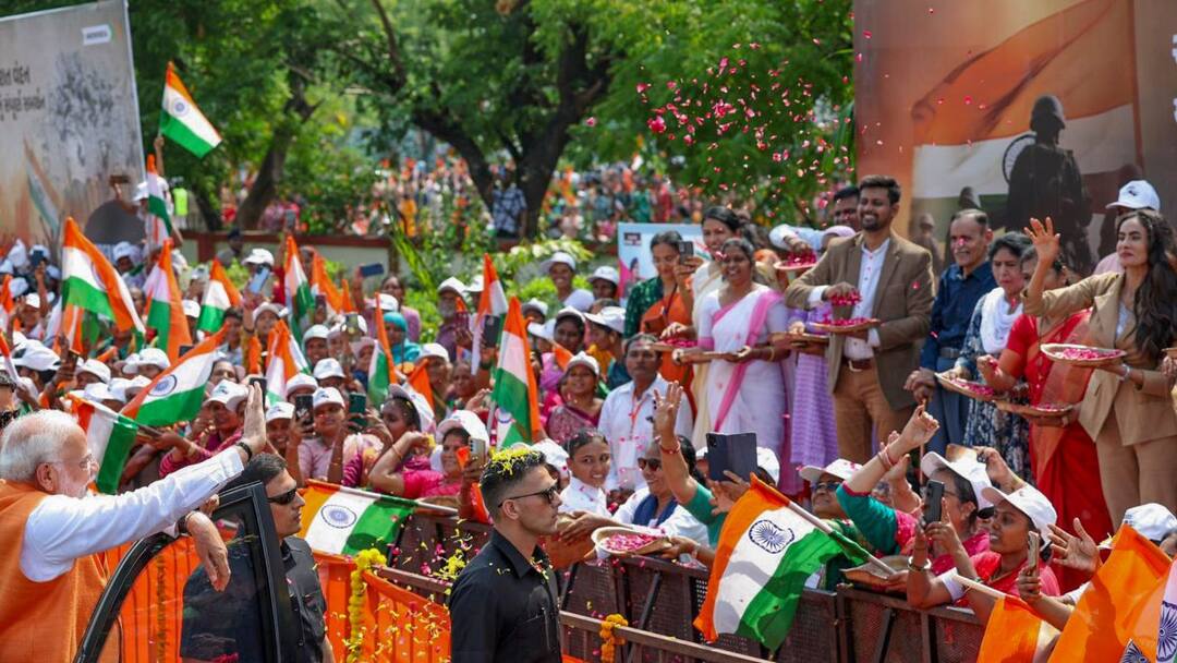 पीएम मोदी के रोड शो में पहुंचा कर्नल सोफिया का परिवार, जुड़वा बहन शाइना बोलीं-अब वो पूरे...' Colonel Sofia Qureshi Family Reached In PM Modi Road Show sister Shyna Sunsara reacts पीएम मोदी के रोड शो में पहुंचा कर्नल सोफिया का परिवार, जुड़वा बहन शाइना बोलीं-अब वो पूरे...'
