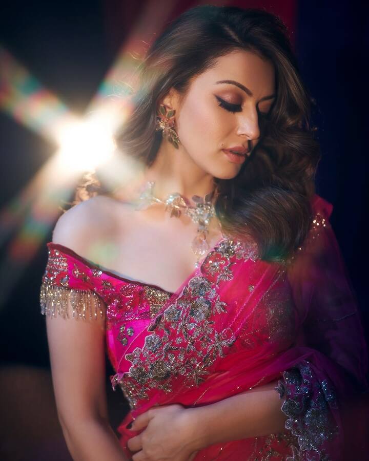 अगर आपको ऑफ-शोल्डर ब्लाउज के डिजाइन्स पसंद हैं, तो आप एक्ट्रेस के इस ब्लाउज वाले लुक को कॉपी कर सकते हैं.