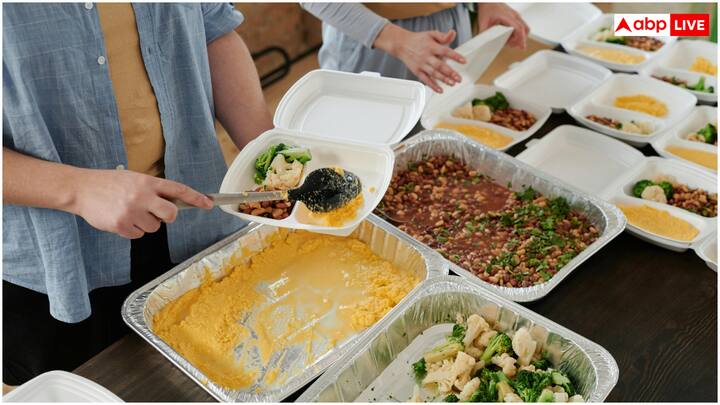 गर्म खाना तुरंत पैक करने से उसमें भाप जमा हो जाती है, जिससे खाना जल्दी खराब हो सकता है. खाने को थोड़ा ठंडा होने दें, फिर पैक करें.