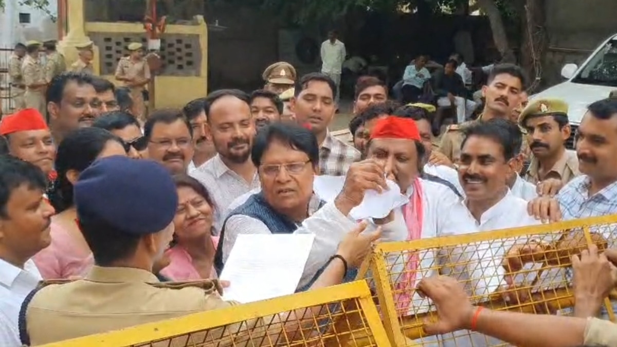 Agra News: सपा सांसद रामजी लाल सुमन को पुलिस ने रोका, जमकर हुई नोकझोंक, जानें पूरा मामला