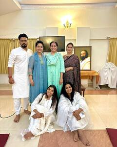 ‘पल में जीना सिखाया’, श्री श्री रवि शंकर और विक्रांत मैसी की फैमिली से मिली हिना खान, शेयर की तस्वीरें