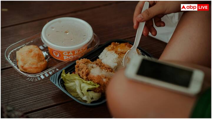 गर्मी के मौसम में टिफिन में ऐसी चीजें न रखें, जिसमें खट्टी चीजें डाली गई हो. दही, नींबू या बहुत ज्यादा टमाटर वाला खाना टिफिन में जल्दी खराब हो जाता है. कोशिश करनी चाहिए कि टिफिन में सूखी सब्जी, पराठा, पूड़ी या हल्के मसाले वाला खाना रखा जाए.