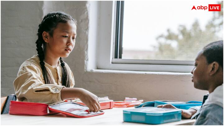 सर्दी की अपेक्षा गर्मी में खाने को लेकर अ​धिक जागरूक होने की जरूरत है. रात की बची सब्जी सुबह टिफिन में रखने की आदत गर्मी में नुकसान पहुंचा सकती है. टिफिन में हमेशा फ्रेश बना हुआ खाना ही रखें.