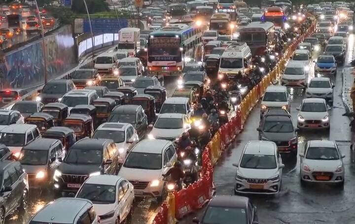 अंधेरी, वांद्रे, गोरेगावर परिसरात सगळीकडे अंधार झालेला आहे. मुंबईत रात्रभर तुफान पाऊस झाला. तर आज सकाळी देखील मुसळधार पाऊस सुरु आहे.