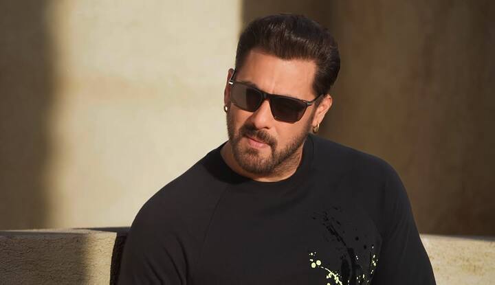 एक्टर एक बार फिर अपने फेमस शो बिग बॉस की वजह से भी लाइमलाइट में बने हुए हैं. सलमान खान बिग बॉस के नए सीजन में बतौर होस्ट वापसी करने जा रहे हैं. इन खबरों के आने के बाद उनके चाहने वाले फिर से उनकी झलक देखने के लिए बेताब बैठे हैं.