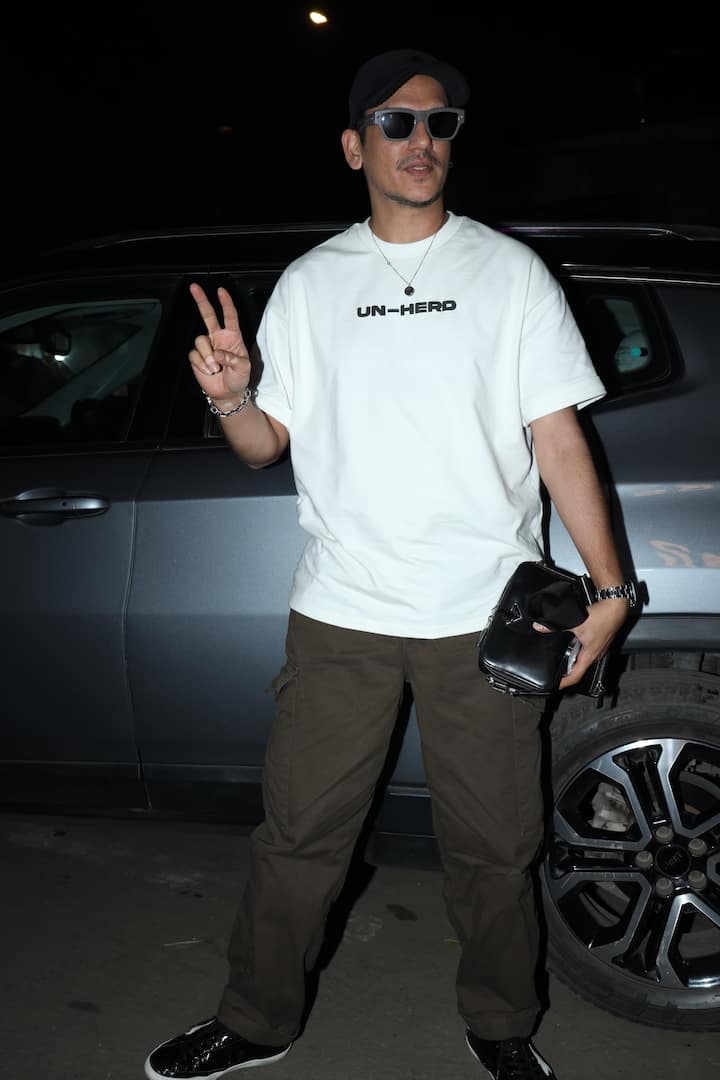 विजय वर्मा को व्हाइट टीशर्ट और ब्राउन पैंट में देखा गया. उन्होंने कैप और ब्लैक स्नीकर्स से लुक कंप्लीट किया.