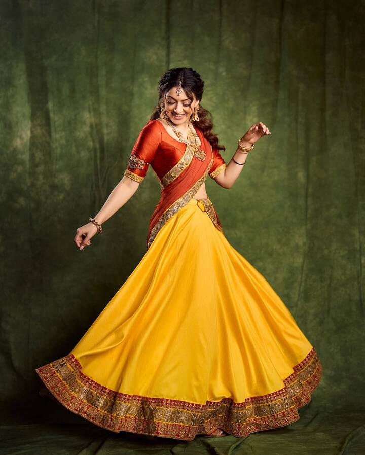 साउथ एक्ट्रेस हंसिका मोटवानी हमेशा ही अपने लुक्स से लोगों का दिल जीत लेती हैं.खासतौर पर इनके एथनिक लुक्स कमाल के होते हैं, साड़ी-लहंगे के साथ वो एक से बढ़कर एक ब्लाउज कैरी करती हैं. जैसे इसमें इन्होंने पीली रंग की साड़ी के साथ लाल रंग का ब्लाउज कैरी किया हुआ है.