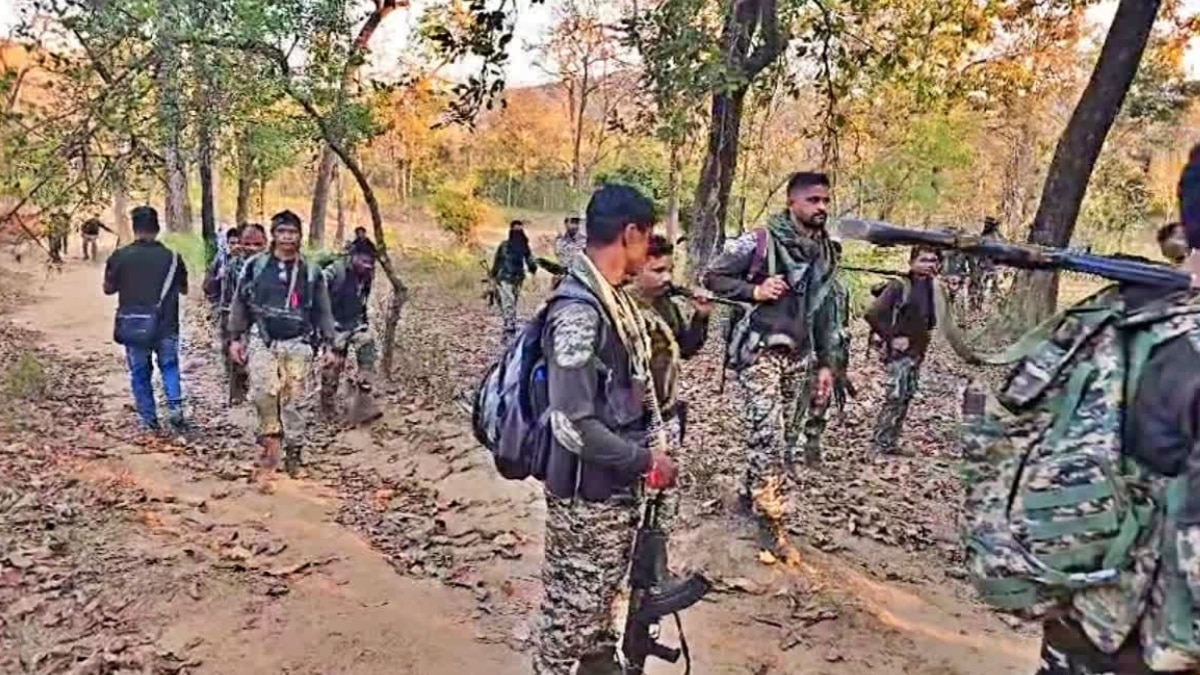 Naxal Encounter: मारा गया नक्सली कमांडर! 10 लाख का इनामी भी गिरफ्तार, पुलिस और नक्सलियों के बीच रात भर चली मुठभेड़