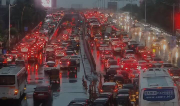 सांताक्रुझ विलेपार्ले,अंधेरी, जोगेश्वरी, गोरेगाव, मालाड या सर्व भागांमध्ये मोठी वाहतूक कोंडी निर्माण झाली आहे.