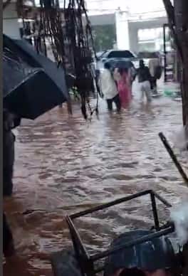 मंत्रालय परिसरात देखील पाणी साचल्याचे पाहायला मिळत आहे.