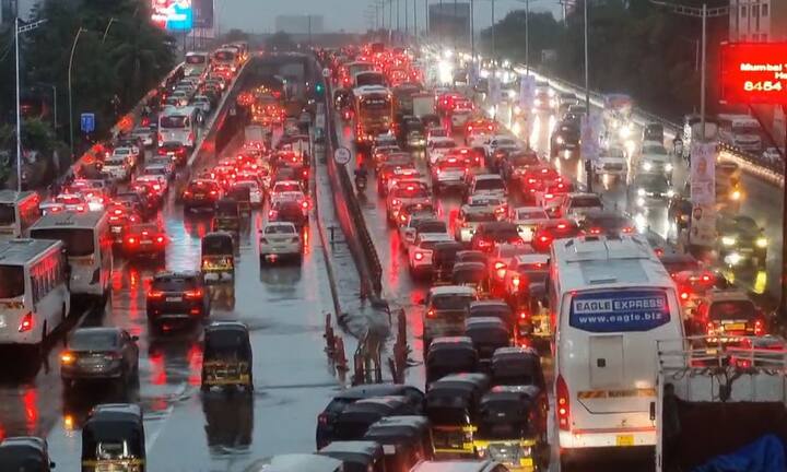 मुंबईत आज पहाटेपासून सुरू असलेला मुसळधार पावसामुळे पश्चिम द्रुतगती महामार्गावर प्रचंड मोठी वाहतूक कोंडी निर्माण झाली आहे.